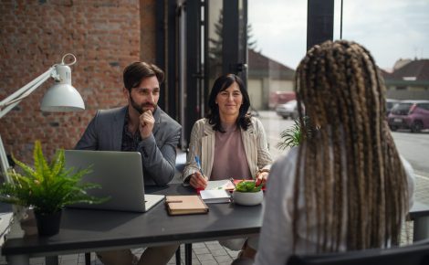 Ausência de perspectivas de carreira e salários abaixo da média impulsionam pedidos de desligamento. (Foto: Reprodução Envato).