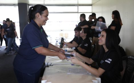 Pessoa recebe celular de volta pelo Programa RecuperaFone em Manaus