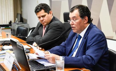 O relator do texto, o senador Eduardo Braga (MDB-AM), apresentou sua versão alternativa (substitutivo) da proposta na última quarta-feira (25) de outubro.  (Foto: Roque de Sá/Agência Senado)