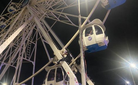 Funcionário da roda-gigante precisou acionar manualmente o equipamento para a retirada das pessoas das 18 cabines da atração. (Foto: RealTime1)
