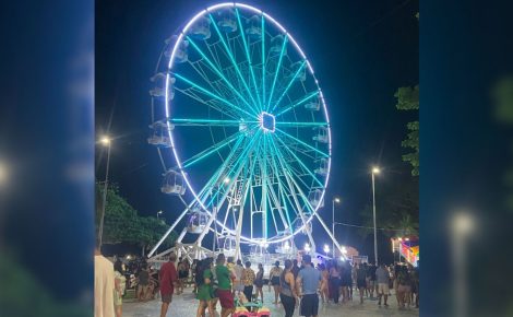 Instalada na Ponta Negra como novo atrativo turístico, a roda-gigante virou alvo de denúncias sobre falta de transparência e suposta não emissão de nota fiscal aos consumidores - Foto: RealTime1