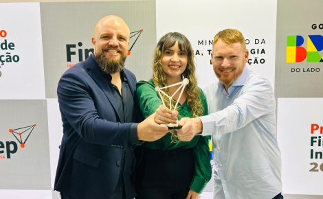 Rufo Paganini (à esuqerda) comemora premiação do Inep