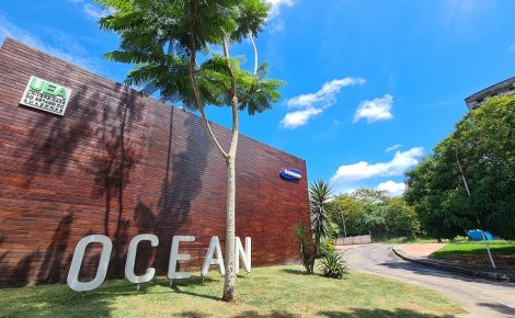 Fachada do prédio do Samsung Ocean em Manaus, com logotipo da Samsung visível na entrada principal.
