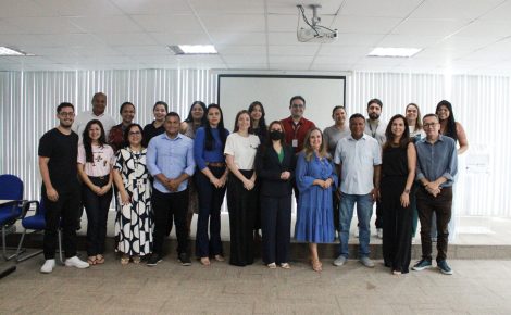 Diretores e equipes do Sebrae Amazonas e da Amazonastur posam para foto após assinatura do Termo de Cooperação Técnica que prevê a capacitação de empreendedores indígenas e ribeirinhos do Plano de Ordenamento Turístico.