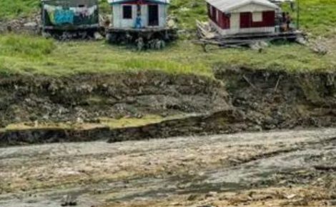 Casas em um leito de rio seco
