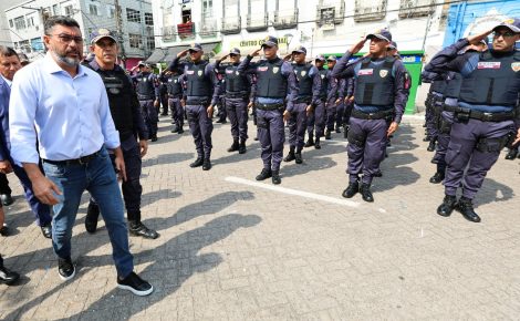Governador Wilson Lima caminha ao lado de policiais militares durante formação de tropa em Manaus.