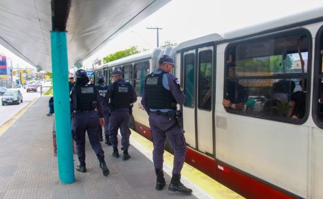 Policiais militares realizam fiscalização em ônibus no terminal de transporte coletivo de Manaus