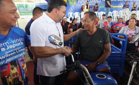 Governador Wilson Lima cumprimenta agricultor durante entrega de equipamento agrícola em Japurá