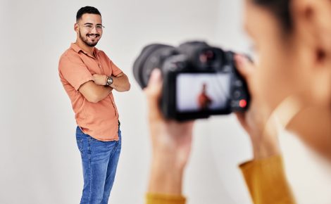 Escolher a foto de perfil certa no LinkedIn pode aumentar suas conexões e gerar mais confiança no ambiente profissional.