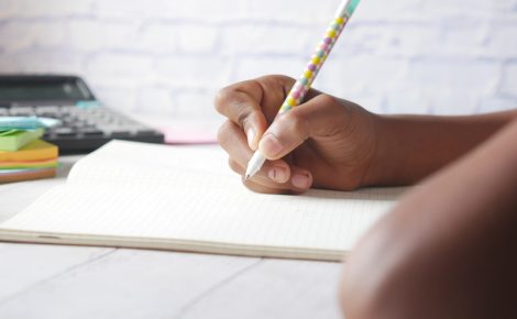 Estudo revela que a baixa escolaridade no Brasil é o principal fator de risco para o declínio cognitivo, impactando milhões de idosos.