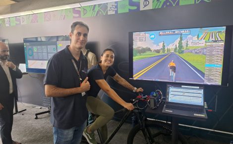 Integrantes do Sidia demonstram tecnologia de dados aplicada ao exercício físico em estande de inovação