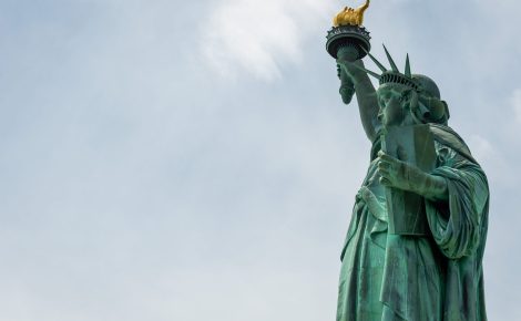 Estátua da Liberdade, um dos principais símbolos dos Estados Unidos, representando o impacto da nova taxa de visto no planejamento de viagens