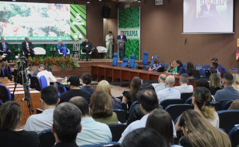 Público acompanha o 1º Encontro ZFM+ESG no auditório da Suframa, com apresentações no palco e painel sobre sustentabilidade.