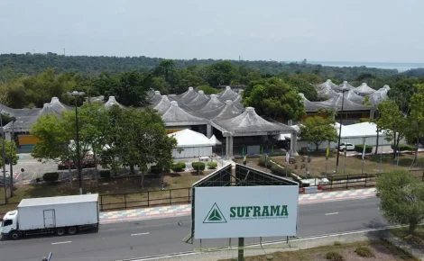 Fachada da sede da Suframa em Manaus, com letreiro verde em destaque e estrutura do auditório Floriano Pacheco ao fundo.