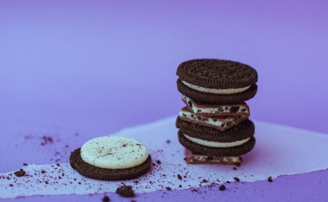 Estudo revela que cada porção de biscoitos recheados está associada à perda média de 39 minutos de vida. (Foto: Taras Chernus / Unsplash)