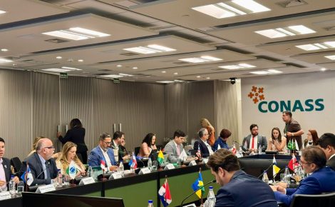 Secretária de Saúde do Amazonas, Nayara Maksoud, apresenta a experiência de Telessaúde na 8ª Assembleia do Conass em Brasília.