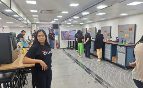 Alunos e bolsistas da UEA participam de oficina de robótica e impressão 3D no laboratório móvel do projeto Stem Criar, instalado em uma carreta adaptada para ensino tecnológico.