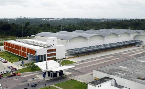 Imagem aérea do terminal de cargas do Aeroporto de Manaus, com armazéns e área operacional.