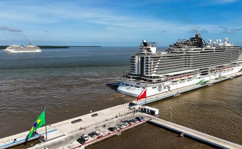 Imagem aérea mostra o navio MSC Seaview atracado no Terminal Portuário de Outeiro, em Belém (PA), com o Costa Diadema ao fundo navegando pelo rio Pará. As embarcações gigantes, com mais de 70 metros de altura e milhares de cabines, foram contratadas pelo governo federal para servir de hotéis flutuantes durante a COP30, oferecendo hospedagem a delegações internacionais.