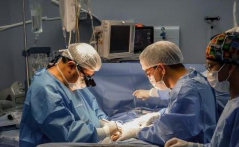 Equipe médica realiza transplante renal em centro cirúrgico do Hospital Delphina Aziz, em Manaus.
