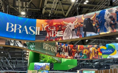Estande do Brasil na WTM Londres 2025 com destaque para os bois Garantido e Caprichoso e o slogan “Brasil, It’s a Vibe”.