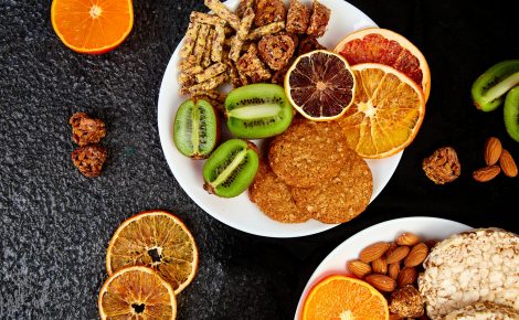 Lanches saudáveis: barra de granola de aveia variada, batatas fritas de arroz, amêndoa, kiwi, laranja seca