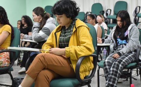 Candidatos da UEA fazem prova em sala de aula durante o Vestibular e o Sistema de Ingresso Seriado.