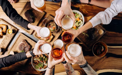 vista de cima de pessoas fazendo uma festa de jantar em um restaurante de bar conceito de estilo de vida de comida e bebida 194143 13719