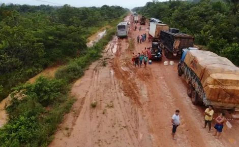 Caminhões atolados na BR-319 (Foto: Divulgação)