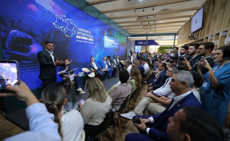 O governador Wilson Lima discursa durante a abertura do Hub Amazônia na COP30, em Belém, ao lado de outros governadores da Amazônia Legal e representantes do Consórcio Interestadual.