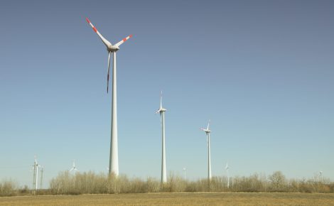 Lei das Eólicas offshore avança, mas vetos impedem sobretaxas que poderiam aumentar a conta de luz por 25 anos.