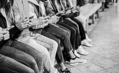 "Brasil lidera o ranking de dependência digital na América Latina, com 9 horas diárias de uso.