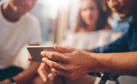 Quase metade dos pais brasileiros afirma que os filhos passam o tempo livre em redes sociais ou no computador