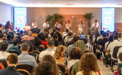 Auditório lotado acompanha painel de debates com seis participantes no palco durante o FIINSA COP30, em Belém.
